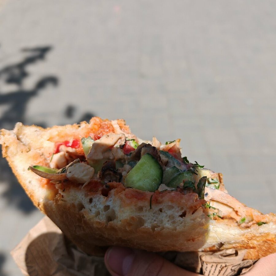 Пита с курицей, овощами и зеленью крупным планом